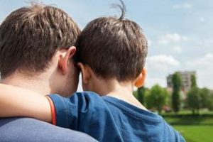 padre-hijo-abrazo-hablando-espaldas_opt