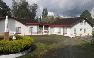 Sacerdote y médico en el programa Emaús