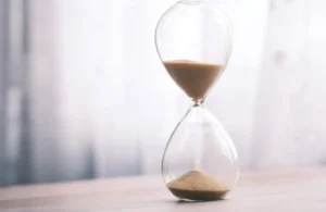 Reloj de arena simbolizando valor de cada instante y vibración de eternidad enl mensaje de Cuaresma